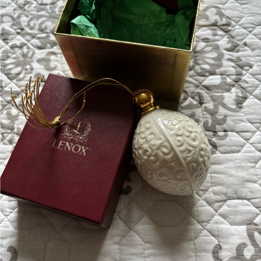 Lenox China ornament like new